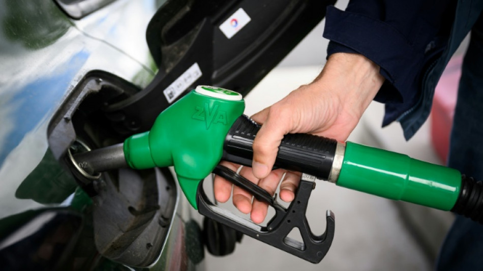  Carburant: le gouvernement appelle les distributeurs &agrave; baisser les prix 