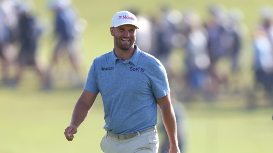  Clark seizes four-stroke lead at darkness-halted US Open 