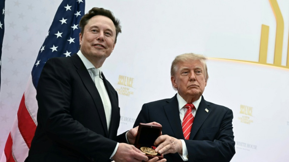  Musk back in the spotlight, but politics dims the awe 