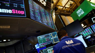 Wall Street cl&ocirc;t en hausse, encourag&eacute;e par la Fed