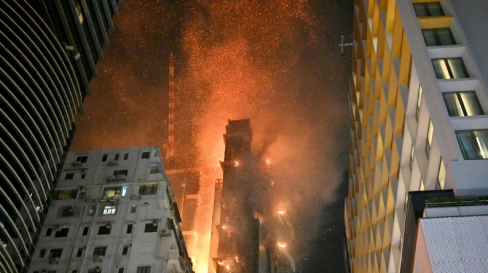 Spectaculaire incendie d'un gratte-ciel en construction &agrave; Hong Kong