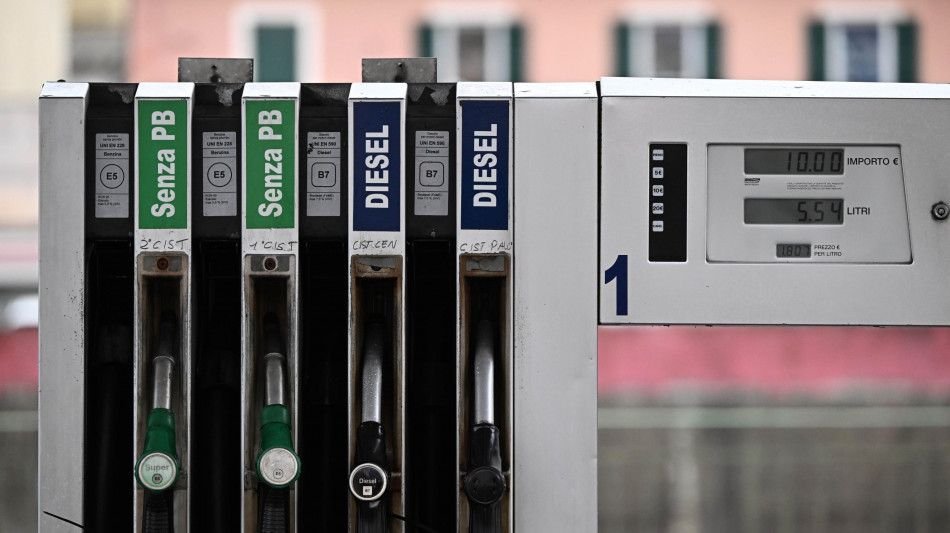  Mimit, prezzo dei carburanti in calo, diesel a 2,073 euro 