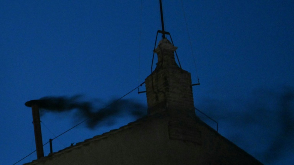 Cardeais retornam &agrave; Capela Sistina para o segundo dia do conclave