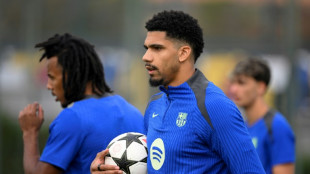 Uruguaio Ronald Ara&uacute;jo renova com o Barcelona at&eacute; 2031