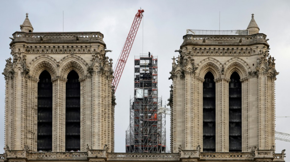 A un an de la r&eacute;ouverture, Macron tout en haut de la fl&egrave;che de Notre-Dame de Paris