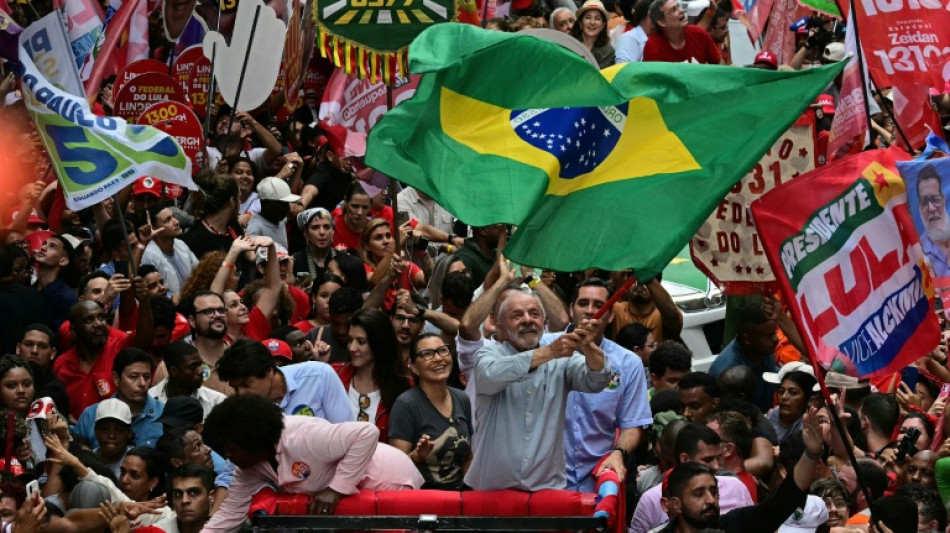  Br&eacute;sil : Lula et Flavio Bolsonaro bouclent leur campagne avant un scrutin serr&eacute; 