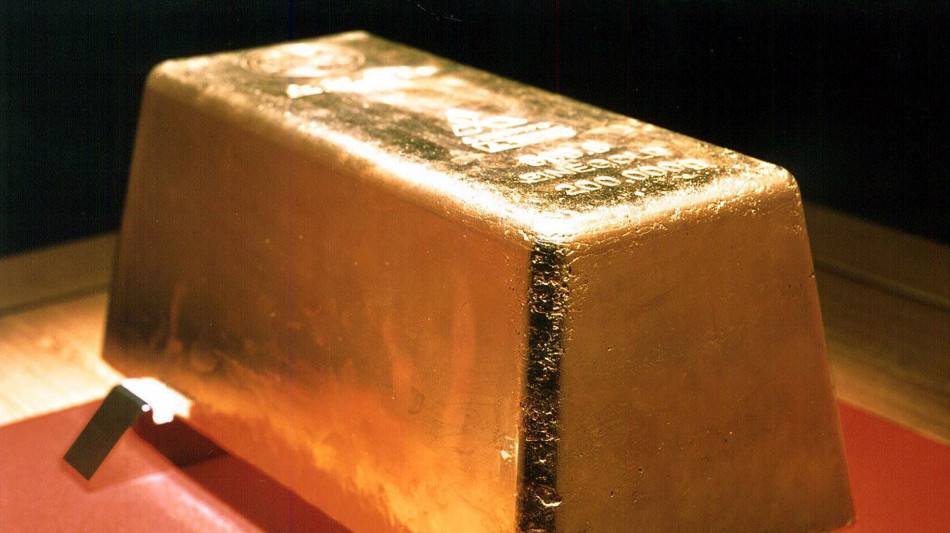 Prezzo oro on aumento, Spot a 3.289,95 dollari