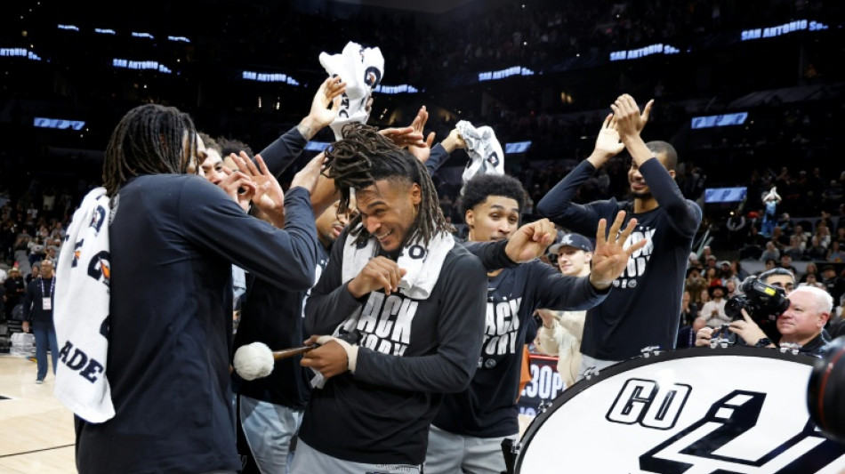  Castle's monster night fuels Spurs, Rockets rally to beat Thunder 