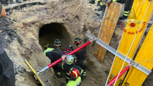 Rescatan a hombre de un t&uacute;nel en Roma que podr&iacute;a haberse excavado para robar banco