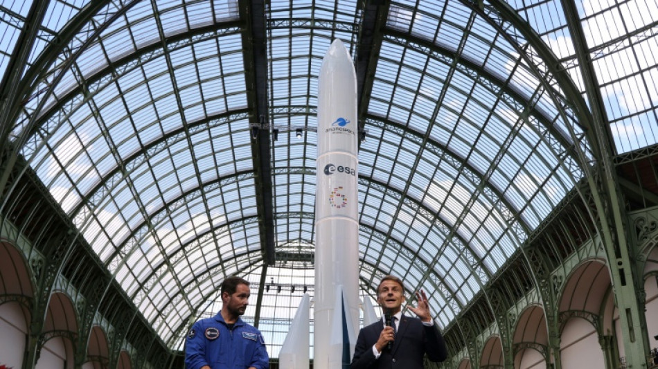  Macron appelle &agrave; une Europe spatiale "puissante", des vols habit&eacute;s aux communications  
