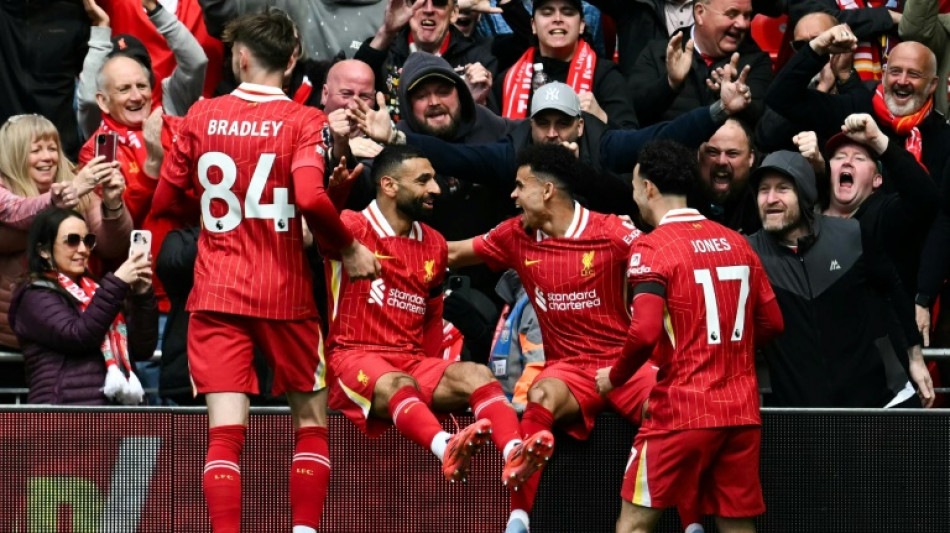 Liverpool vence West Ham (2-1) e fica perto do t&iacute;tulo; Chelsea evita vexame contra Ipswich