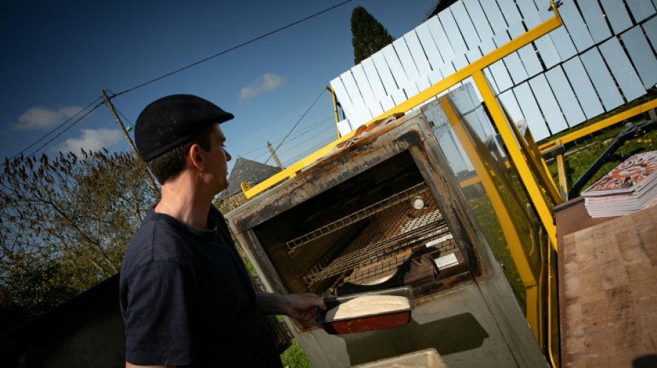 En Normandie, le four solaire du boulanger fonctionne toute l'ann&eacute;e