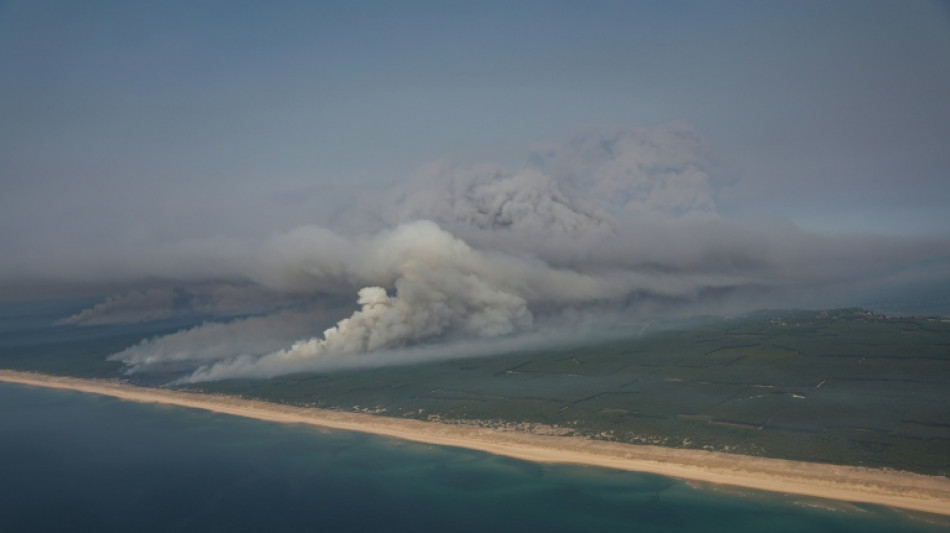  Por tierra y mar, miles huyen de su para&iacute;so de veraneo en llamas en Francia 