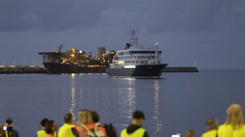  Cominciato lo sbarco dei primi passeggeri dalla nave Hondius 