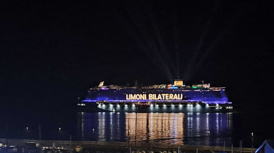 La nave da crociera davanti a Sanremo scherza sui 'festini bilaterali' di Elettra 