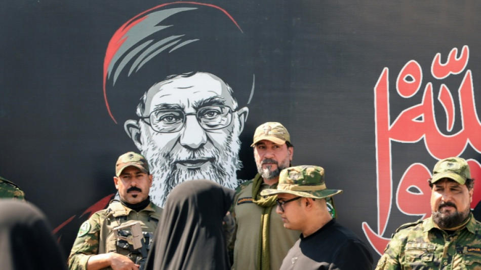  Cortejo f&uacute;nebre de Khamenei inicia sua jornada rumo ao Iraque 