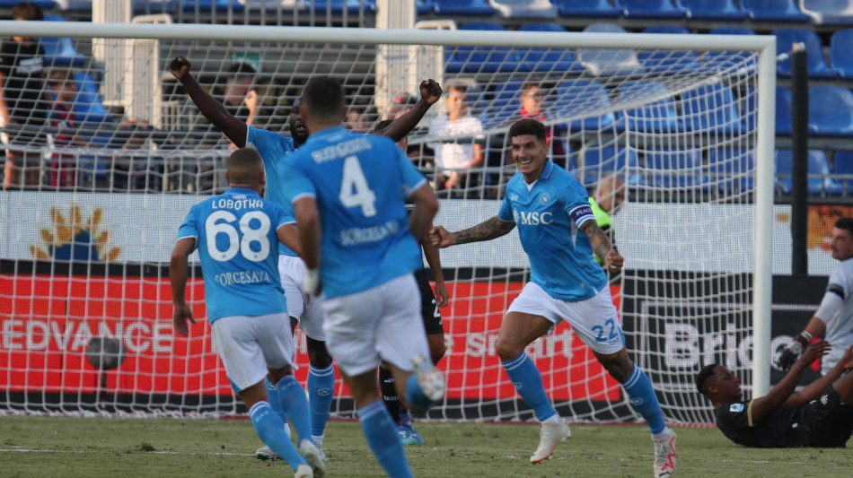 Il Napoli gi&agrave; vola, a Cagliari serve il poker