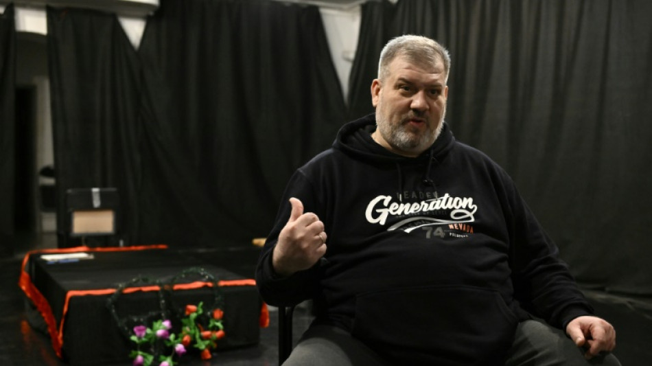 O teatro da destru&iacute;da e ocupada Mariupol revive em Kiev