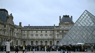 Vol des bijoux du Louvre: la traque est lancée, le musée reste fermé lundi