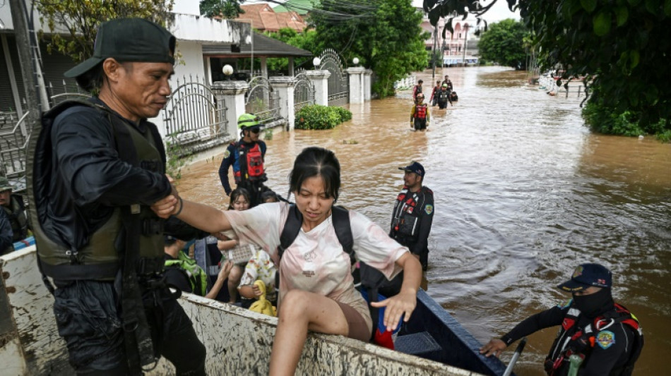 "L'eau est mont&eacute;e si vite" : en Tha&iuml;lande, des &eacute;l&egrave;ves secourus par bateau  