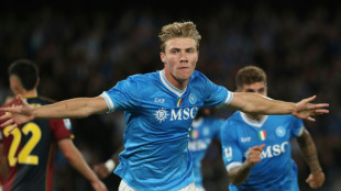 Napoli vence Genoa de virada (2-1) e alcança Roma na liderança da Serie A