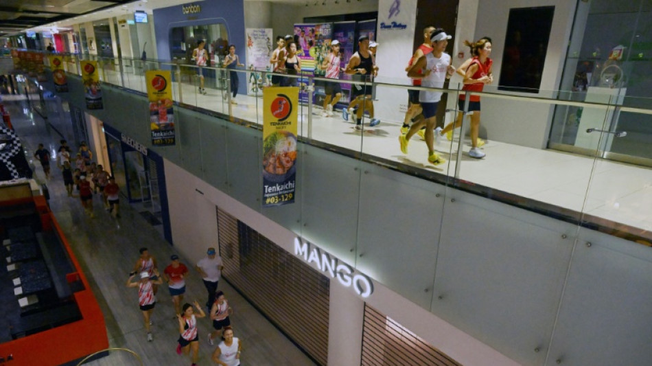  Runners swap streets for shopping malls as haze chokes Singapore 