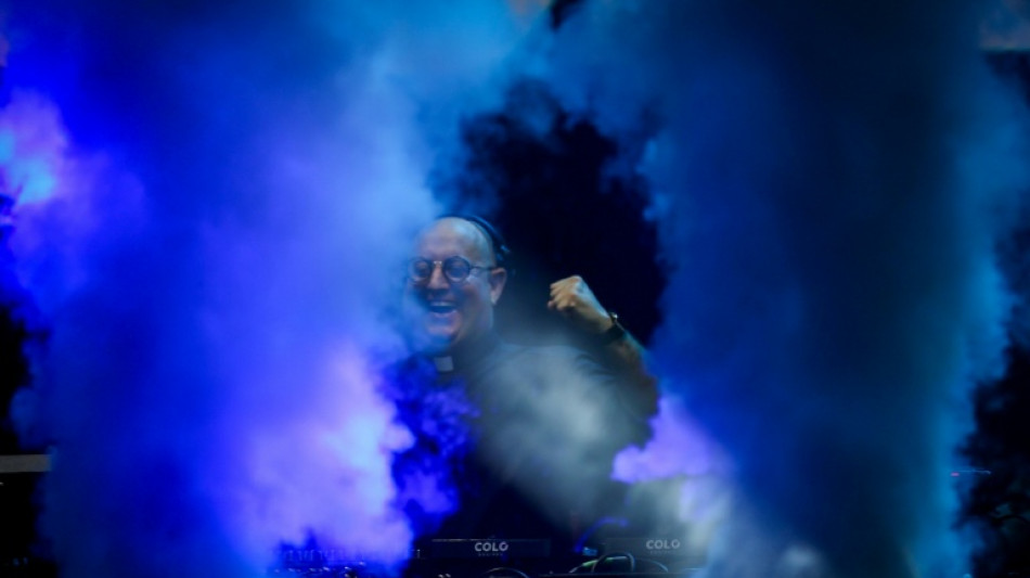  Padre DJ homenageia o papa Francisco em 'rave' em Buenos Aires 