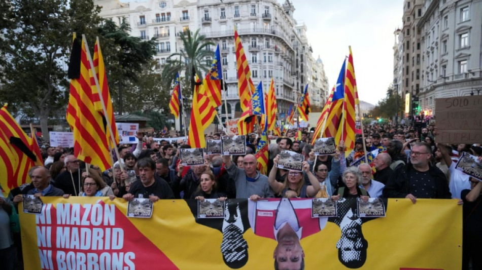 Protesto em Valencia re&uacute;ne milhares contra gest&atilde;o de inunda&ccedil;&otilde;es