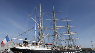 Parigi: La fiamma olimpica &egrave; partita dal Pireo per la Francia