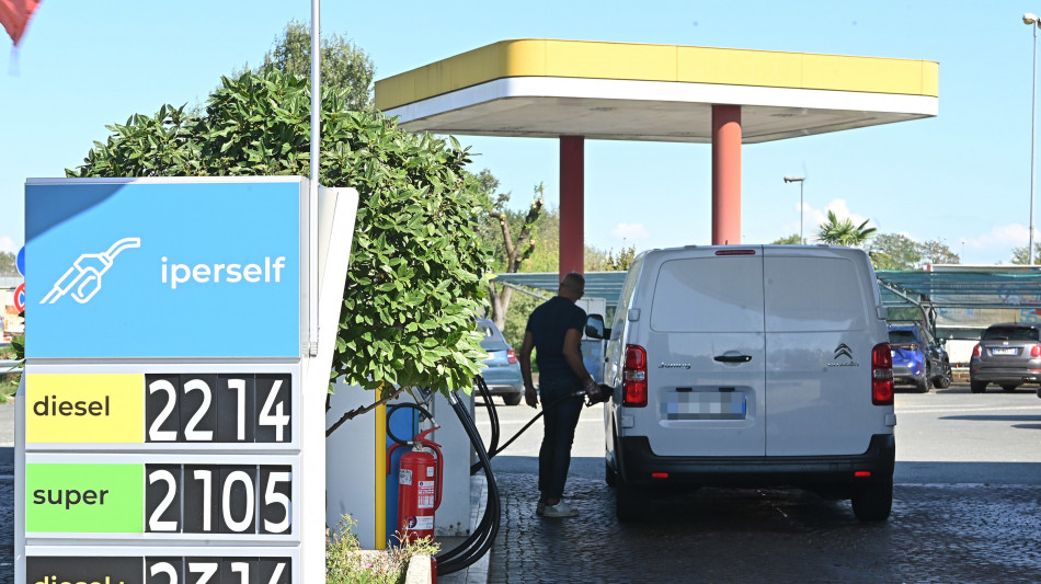  Prezzo petrolio in aumento, Wti scambiato a 90,72 dollari 