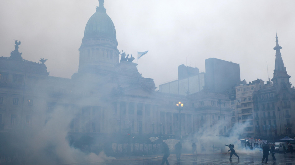  Protesta contro la legge sulla propriet&agrave; davanti al Parlamento argentino, scontri 