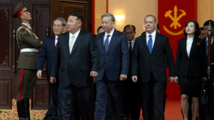 Coreia do Norte diz que realizou desfile militar com convidados de alto n&iacute;vel