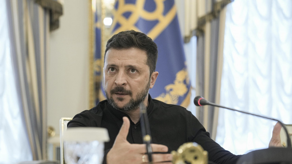 Zelensky, 'la Russia merita maggiore pressione'