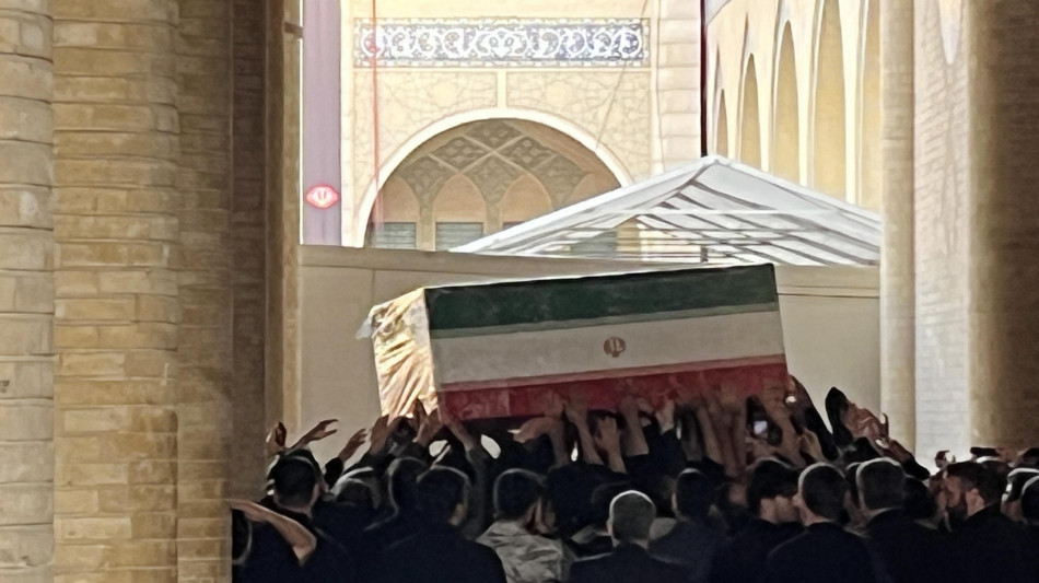  Iran, folla in lutto nel luogo dei funerali di Khamenei a Teheran 