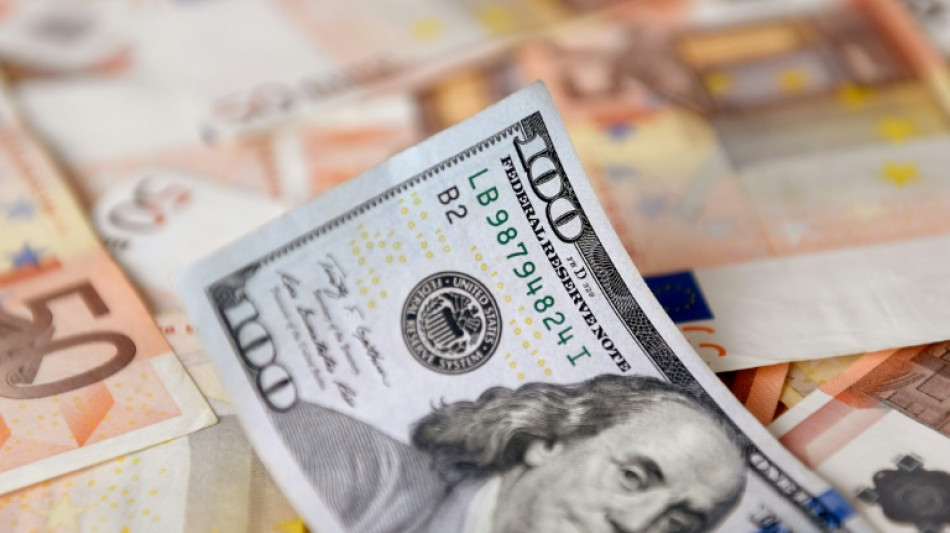 El euro cae brevemente por debajo del d&oacute;lar por primera vez desde finales de 2002