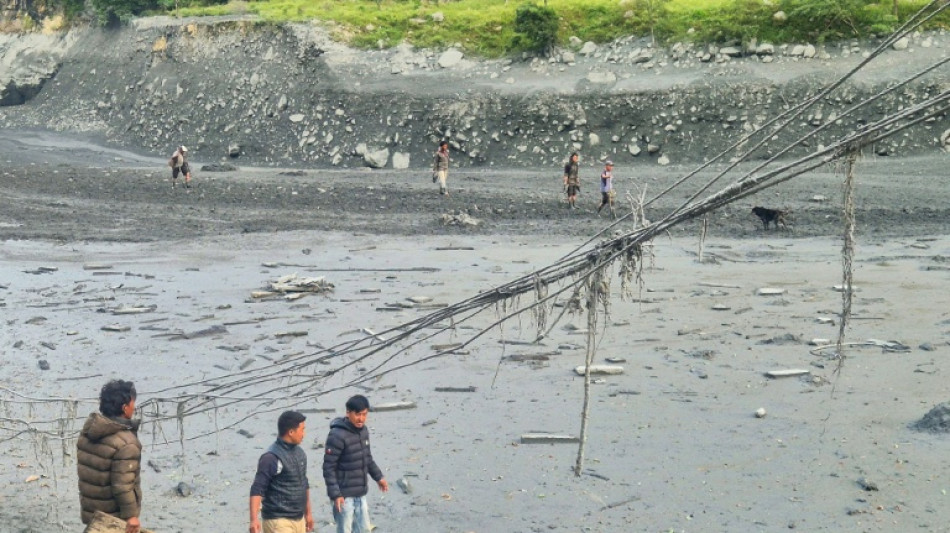  Nepal rescuers search for missing after flash flood 
