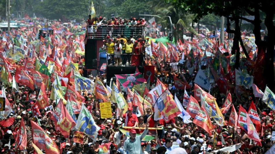  Lula y Bolsonaro cierran sus campa&ntilde;as en multitudinarios actos de calle en Brasil 