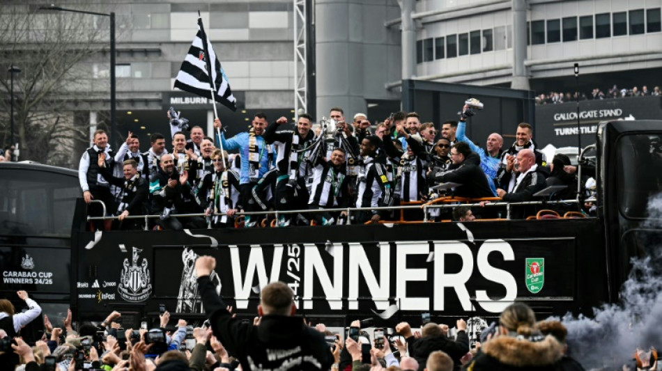 Milhares de torcedores v&atilde;o &agrave;s ruas para comemorar t&iacute;tulo do Newcastle na Copa da Liga