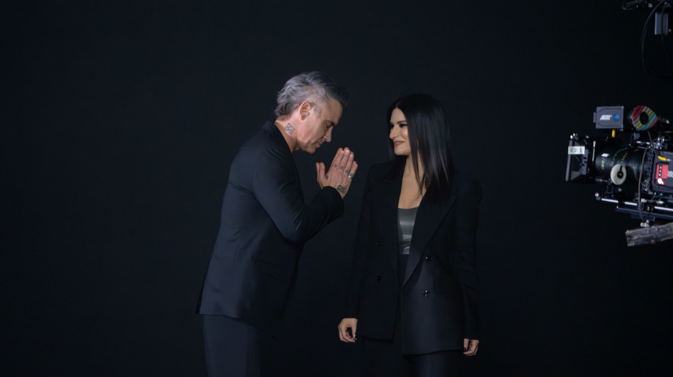 Robbie Williams e Laura Pausini per il nuovo inno della Fifa