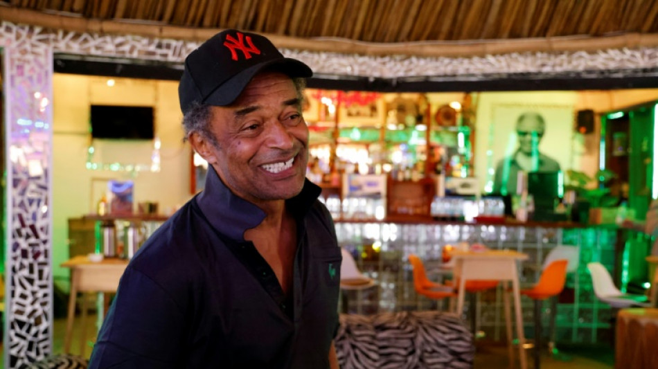 Quand Noah le chef accueille Macron le pr&eacute;sident dans son "village" du Cameroun