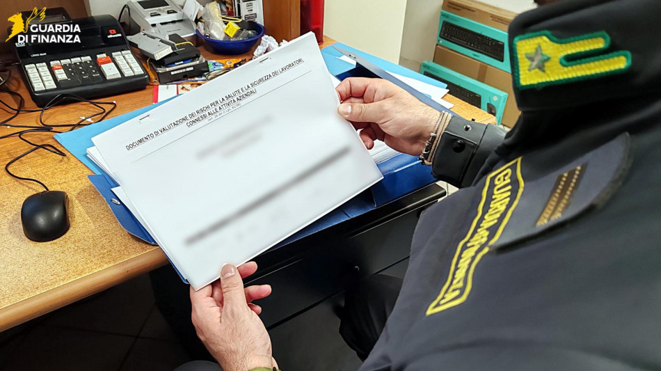 Dipendenti supermercato sfruttati, pagati 1,6 euro l'ora