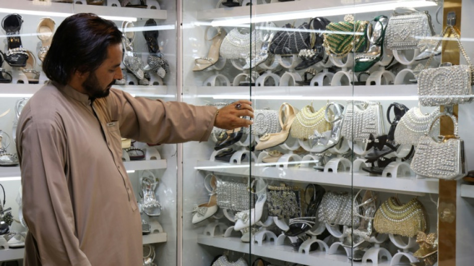  Las restricciones a las mujeres afganas hunden el comercio en Herat 