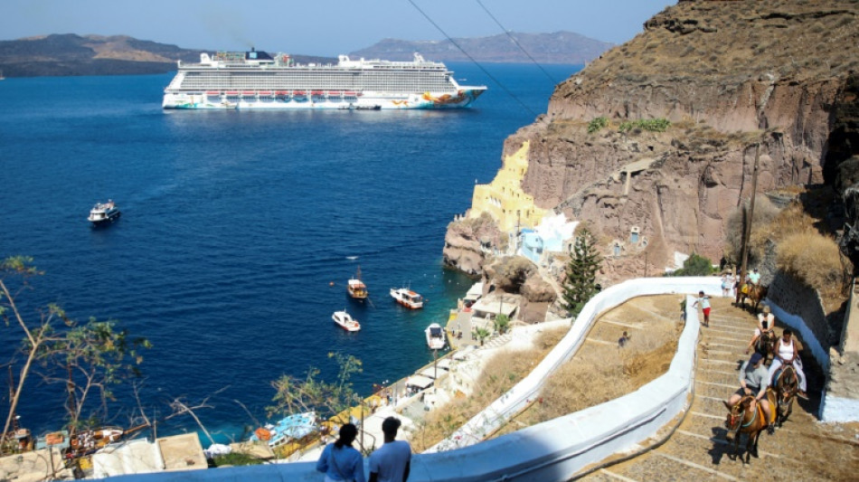  Gr&egrave;ce: &agrave; Santorin, les bus touristiques en gr&egrave;ve, des croisi&eacute;ristes annulent leur escale 