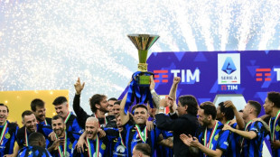 Inter recebe ta&ccedil;a de campe&atilde;o ap&oacute;s empate com Lazio; Sassuolo &eacute; rebaixado