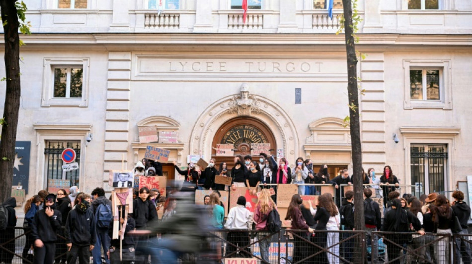  Adolescente perde uma m&atilde;o durante protestos estudantis na Fran&ccedil;a 