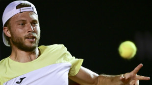 Algoz de Jo&atilde;o Fonseca, Alexandre Muller avan&ccedil;a &agrave;s quartas do Rio Open