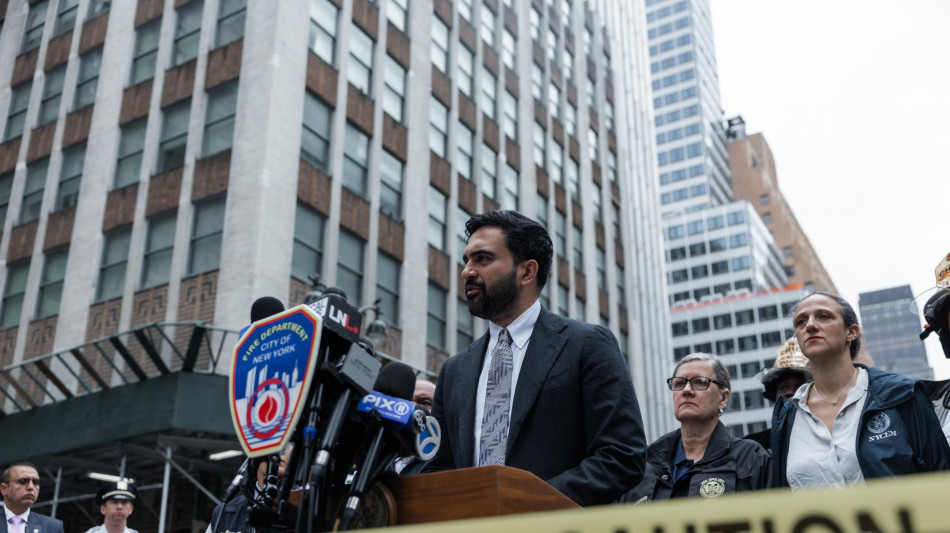  Timore di un crollo parziale di un grattacielo a New York, area transennata 
