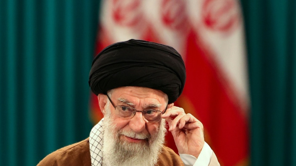 Multid&atilde;o comparece ao cortejo f&uacute;nebre do l&iacute;der supremo iraniano Ali Khamenei 