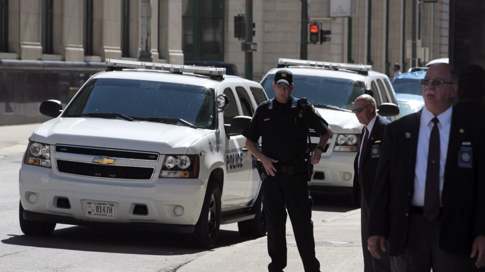  Sparatoria in una sinagoga in Michigan, auto contro il complesso 