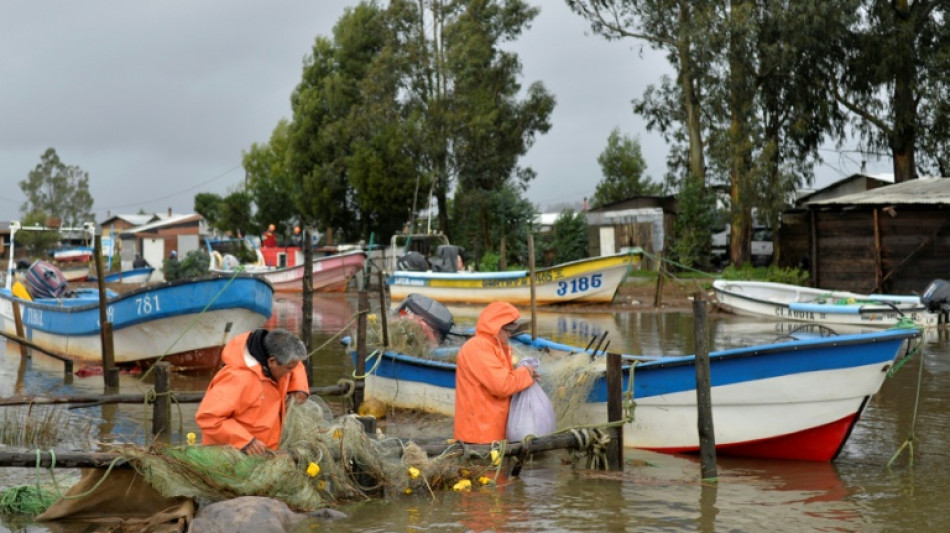  Damnificados por el intenso temporal en Chile rescatan sus hogares entre escombros y fango 